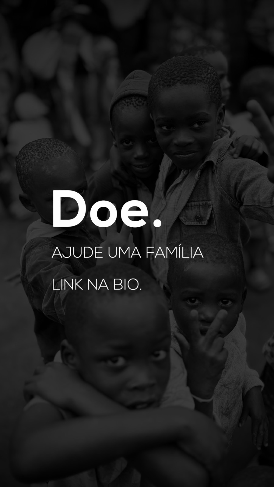 Crianças do campo de refugiados de Dzaleka, no Malawi, sorrindo para a câmera